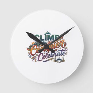 Klettere, Erobere, Feiere T-Shirt Design Runde Wanduhr