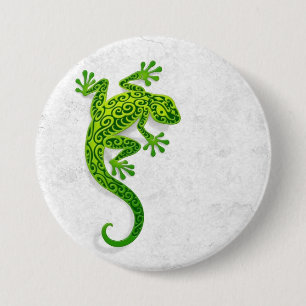Kletternder grüner Gecko auf einer weißen Wand Button