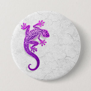 Kletternder lila Gecko auf einer weißen Wand Button