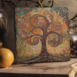 Klimt Golden Tree Abstraktes Jugendstil Töpfeuntersetzer<br><div class="desc">Dieses atemberaubende Trivet zeigt einen abstrakten Baum des Lebens, der von Gustav Klimts "goldener Phase" inspiriert wurde. Klimt war fasziniert von byzantinischen Mosaiken und entwickelte seine eigene Mosaiktechnik mit Blattgold und hellen Farben. Dieses Kunstwerk würdigt Klimts innovative Mosaik-Herangehensweise und zeigt die opulente Schönheit seines Stils. Mit diesem exquisiten Trivet bringen...</div>