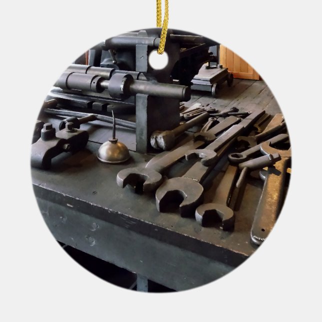 Klinge und Öldose im Maschinenladen Keramik Ornament (Vorne)