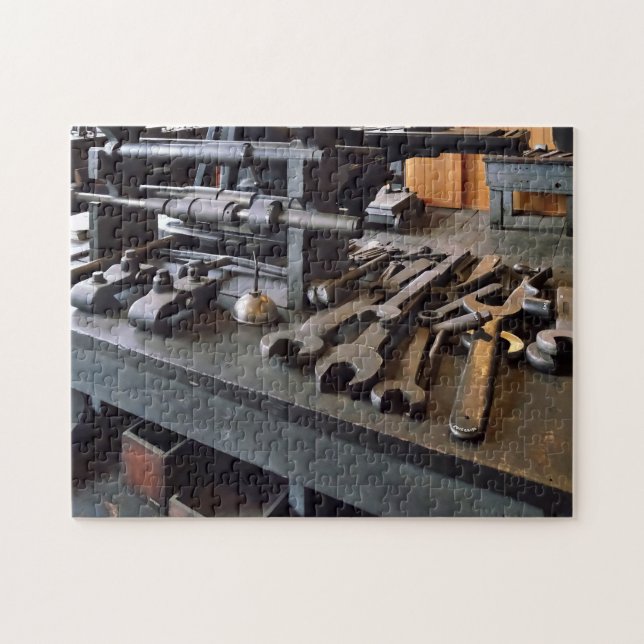 Klinge und Öldose im Maschinenladen Puzzle (Horizontal)