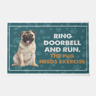 Klingeltür und führen Sie den Mops benötigt Übung Fußmatte