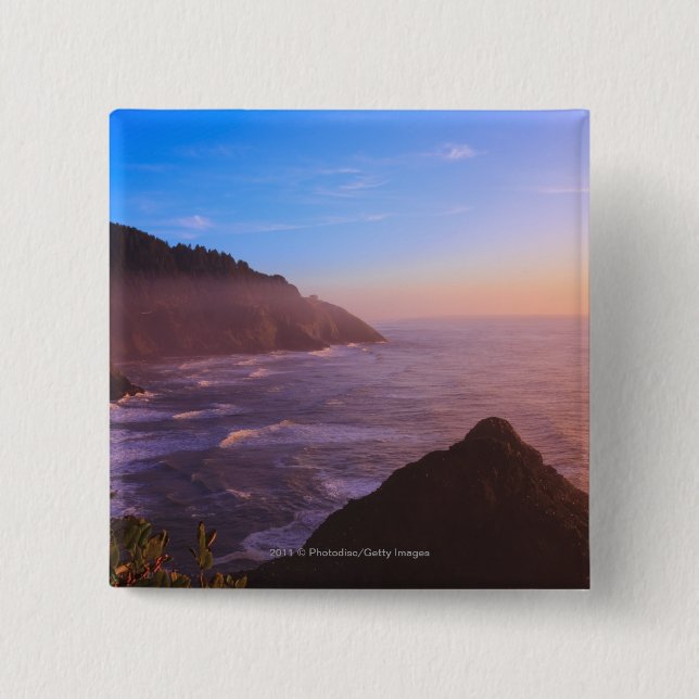 Klippen-Küstenansicht in Oregon am Sonnenuntergang Button (Vorderseite)