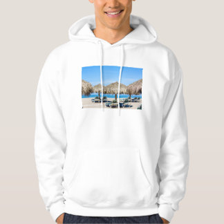 Klubsessel und Thatch-Regenschirme auf Strand Hoodie