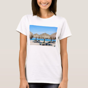 Klubsessel und Thatch-Regenschirme auf Strand T-Shirt