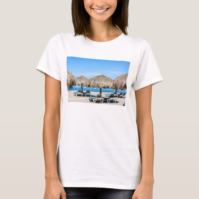 Klubsessel und Thatch-Regenschirme auf Strand T-Shirt (Vorderseite)
