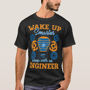 Klüger schlafen mit einem Ingenieur-Funny-Engin ge T-Shirt