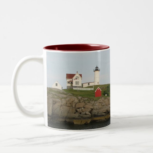Klumpen-Leuchtturm, York, Maine Zweifarbige Tasse (Links)