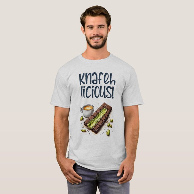 Knafehlicious Chocolate Kunafa Pistachio Kaffee T-Shirt (Vorne ganz)