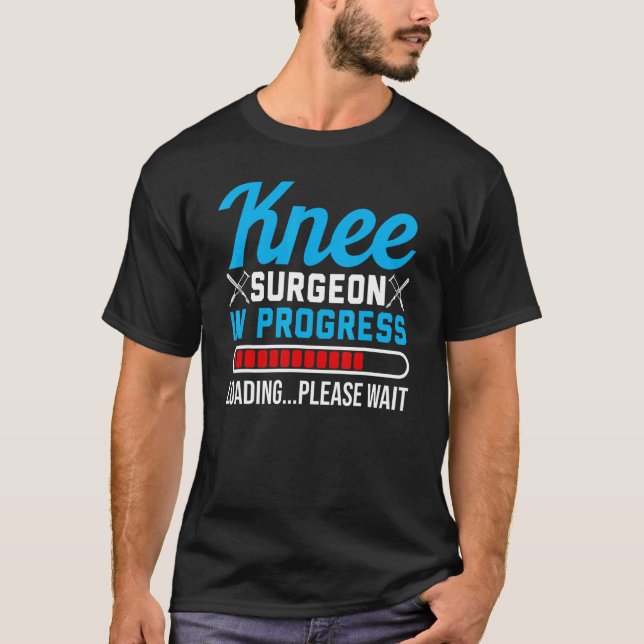 Knee-Chirurg in Progress Knie Joint Surger T-Shirt (Vorderseite)