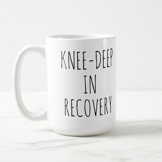 Knee Deep In Recovery, Post Surgery Gift Kaffeetasse (Links)