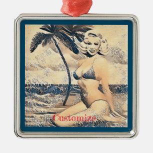 Kneeling Blonde Bikini Modell Thunder_Cove Ornament Aus Metall