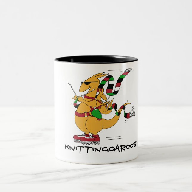 Knittinggaroos Rollerblading Zweifarbige Tasse (Mittel)