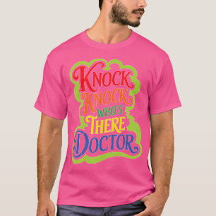 Knock Knock, der dort Doktor ist _ — T-Shirt