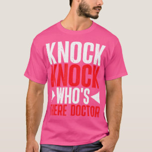 Knock Knock Wer ist Arzt? T-Shirt
