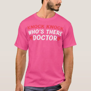 Knock Knock Wer ist Arzt T Shirt? T-Shirt