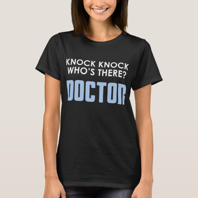 Knock Knock Whos There Doctor Joke T-Shirt (Vorderseite)