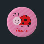 Knopf Personalisiertes Button für kleine rote Lady<br><div class="desc">Personalisierter Button-Button mit rotem Ladybug mit schönen roten Blume und rosa Streifen Hintergrund. Niedliches und lustiges Design für Mädchen. Individuelles Namensgeschenk.</div>
