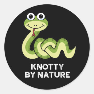 Knotty By Nature Funny Snake Pun Dark BG Runder Aufkleber