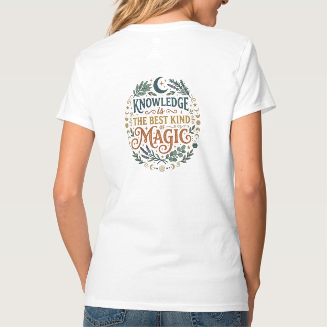 Knowledge is Magic Witchy Academic Quote Book T-Shirt (Rückseite)