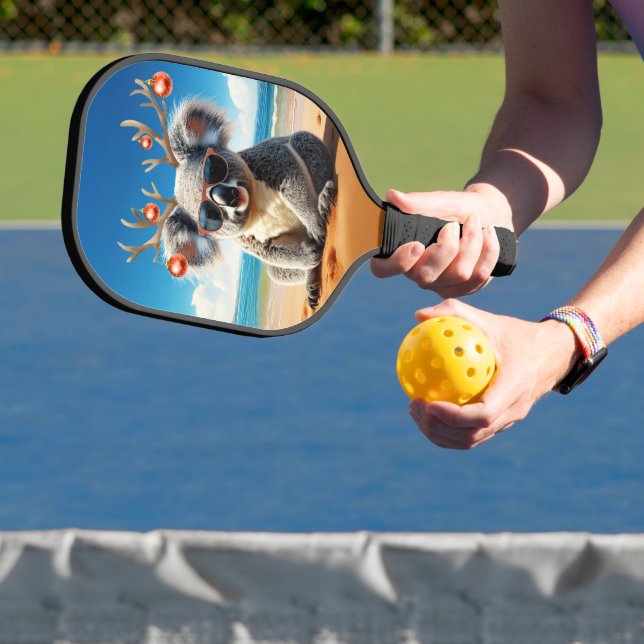 Koala am Strand mit Geweih und Schmuck Pickleball Schläger (InSitu)