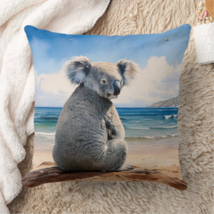 Koala an einem sandigen Strand Kissen
