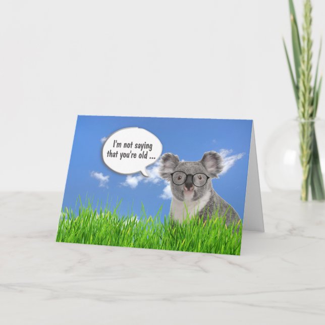 Koala Bär im Gras Humoraler Geburtstag Karte (Vorderseite)