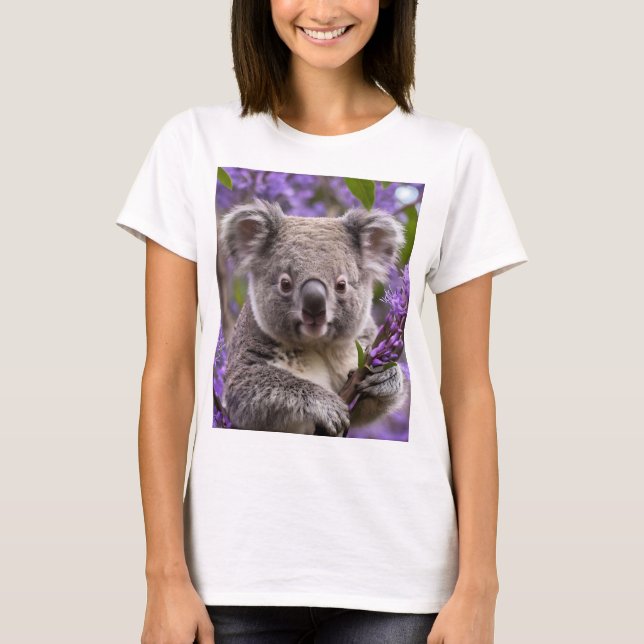 Koala Bär in Jacaranda Baum, T-Shirt (Vorderseite)