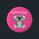 Koala Bear Niedlich Kid Birthday Girl Button<br><div class="desc">Adorable kuschelige Koalabären mit rosa machen ein vollkommenes Geburtstagsthema,  für ein Mädchen,  einen Jungen oder ein Kind,  das diese niedlichen australischen Koalabären Lieben! Ideal für tierliebende Kinder! Auch perfekt für den ersten Geburtstag eines Babys!</div>