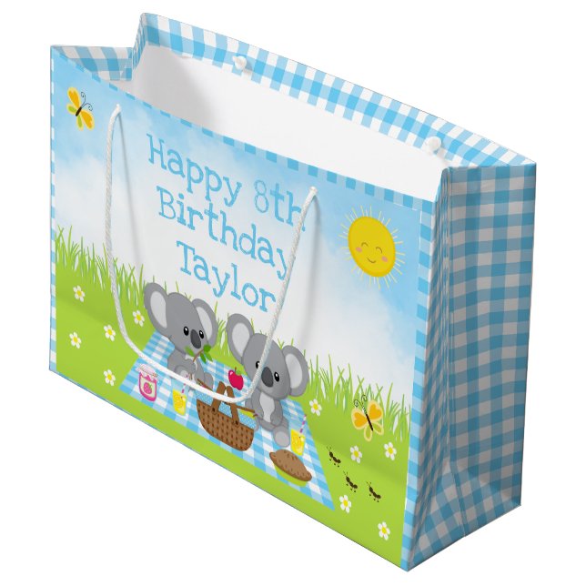 Koala Bears Picnic Blue Gingham Happy Birthday Große Geschenktüte (Vorderseite Schrägansicht)