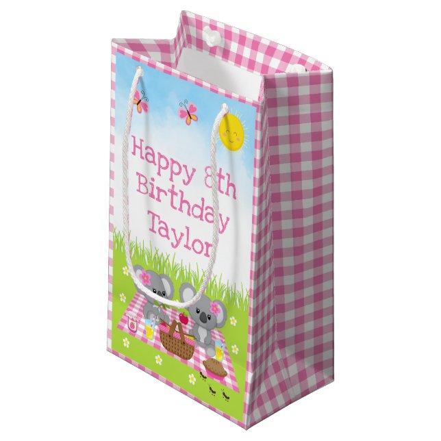 Koala Bears Picnic Pink Gingham Happy Birthday Kleine Geschenktüte (Vorderseite Schrägansicht)