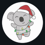 Koala Christmas Winter Animals Koalas Classic Roun Runder Aufkleber<br><div class="desc">Der Koala zu Weihnachten mit Feenlicht. Hübsche Tiere mit Geschenken und Schnee für den Urlaub. Ein süßes Weihnachtsgrüßen. Koalas sind niedliche Tiere und perfekt zu Weihnachten.</div>