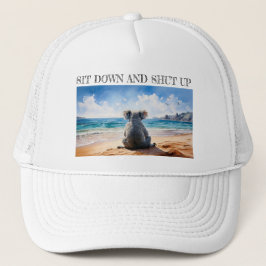 Koala, der den Ozean sieht, setzt sich nieder und  Truckerkappe