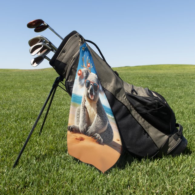 Koala on beach wearing Antlers and baubles Golfhandtuch (Gras)