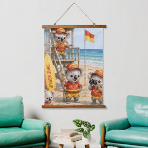 Koala-Rettungsschwimmer bewachen einen sonnigen St Wandteppich Mit Holzrahmen