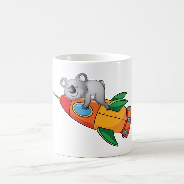 Koala schlafen bei einer farbenfrohen Rakete Kaffeetasse (Von Creator hochgeladen)
