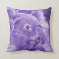 Koalabär, der rechtes lila Beuteltier schaut