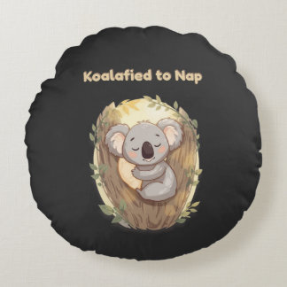 "Koalafied to Nap – Cute Sleepy Koala T-Shirt" Rundes Kissen