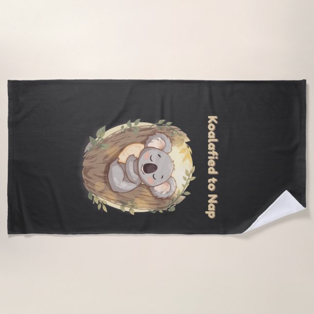 "Koalafied to Nap – Cute Sleepy Koala T-Shirt" Strandtuch (Vorderseite)