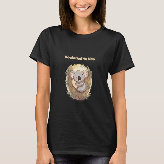 "Koalafied to Nap – Cute Sleepy Koala T-Shirt" T-Shirt (Vorderseite)