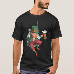 Kobold benutzt Hufeisen als Schaukel St. Patrick T-Shirt