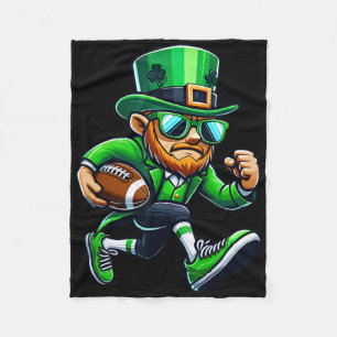 Kobold spielt Fußball St. Patricks Day Sport Herre Fleecedecke
