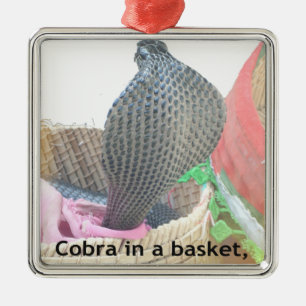 Kobra in einem Korb bereit Feuer zu speien Silbernes Ornament