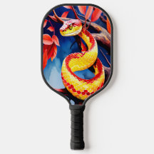 Kobra mit lebendiger rot-gelber Waage in Baumkrone