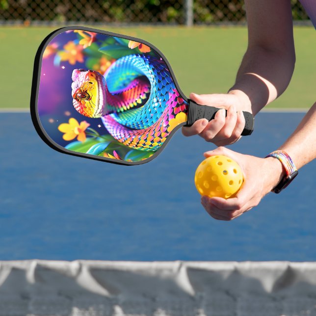 Kobraschlange mit leuchtend türkisfarbenem Rosa un Pickleball Schläger (InSitu)