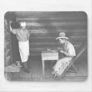 Koch beobachtet einen Cowboy beim Kartenspiel 2 Mousepad
