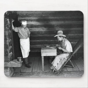 Koch beobachtet einen Cowboy beim Kartenspielen Mousepad