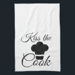 Koch Cook Kitchen Kiss Cook Geschirrtuch<br><div class="desc">Küss das Küchentuch mit einem Koch-Hut und Script-Buchstaben</div>