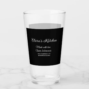 Koch mit Kochecke und Name des Restaurants Glas